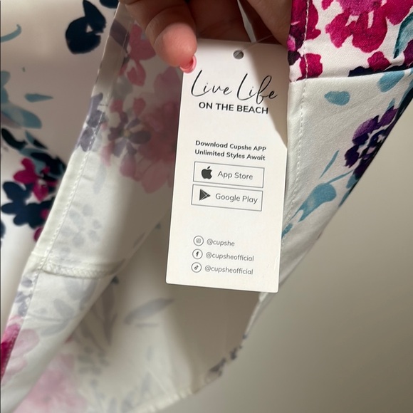 New, Floral V-Neck Women's Top - Picture 4 of 6